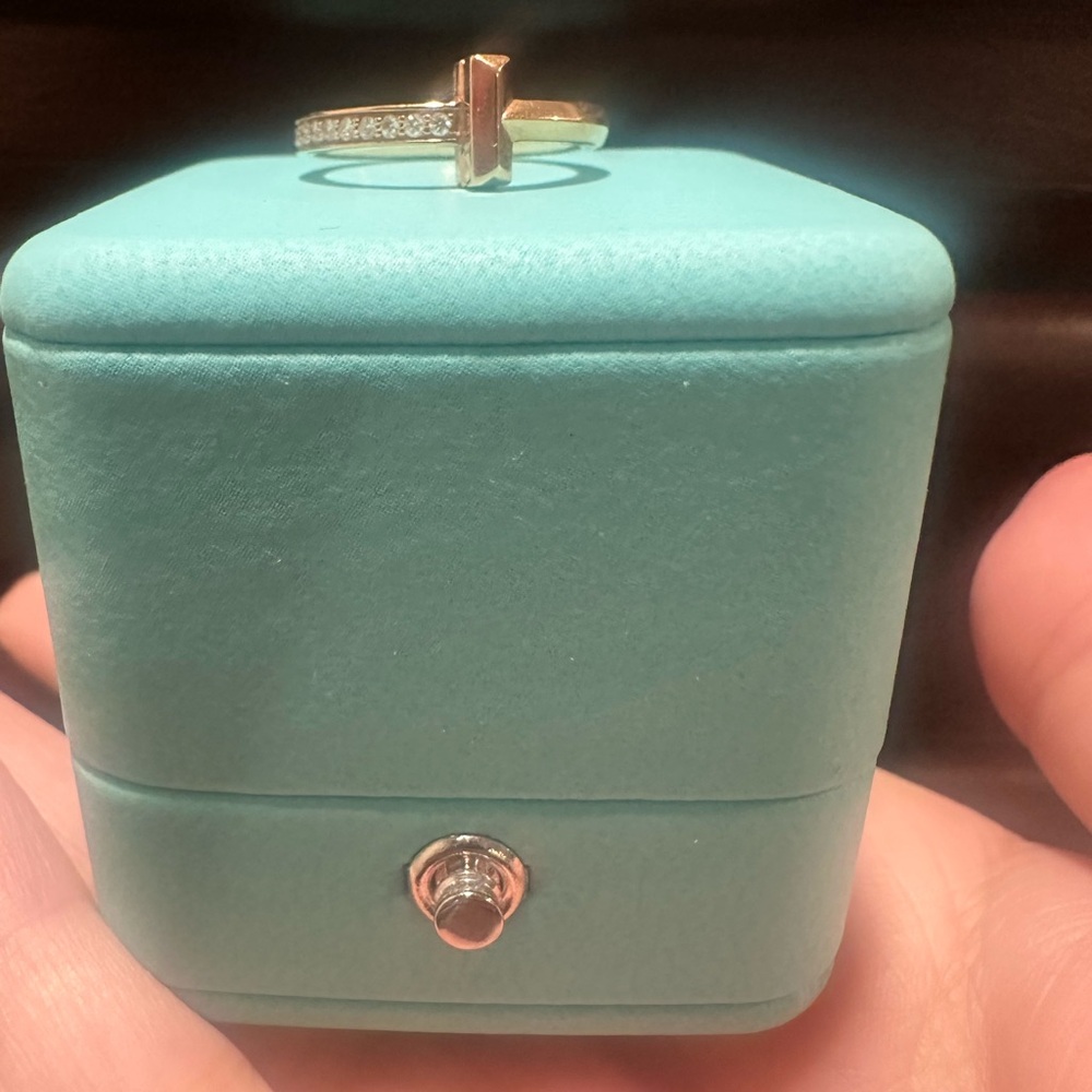 Rose gold Tiffany T1